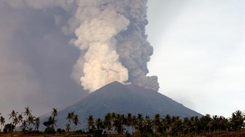 Eine riesige Rauchsäule steigt aus dem Vulkan Agung auf