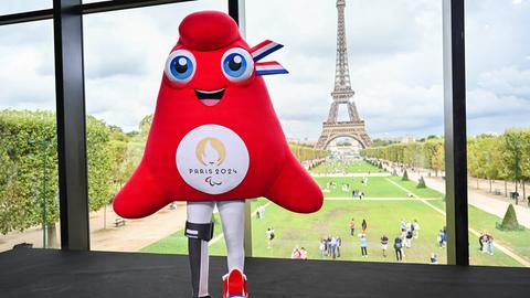 Pariser Olympia-Maskottchen vor dem Eiffelturm