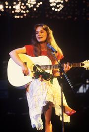 Nicole mit weißer Gitarre auf der Bühne beim Grand Prix 1982