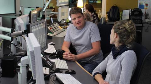 Stefan Pommerenke und Fabienne Hafner vor dem hr1-Studio