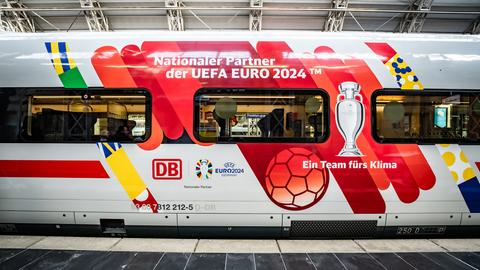 Ein ICE der Deutschen Bahn mit EM 2024 Branding.