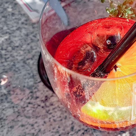 Aperol Cocktail mit einer Scheibe Orange