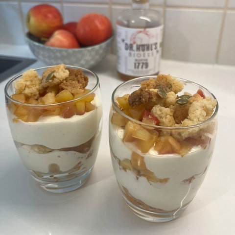 Apfelkompott a la Apfelessig mit Honig sowie Quark-Creme- und Kürbiskern-Crumble-Crunch. 