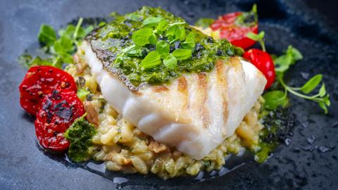 Gebratenes Dorschfilet auf Risotto mit Tomaten und Kräutern