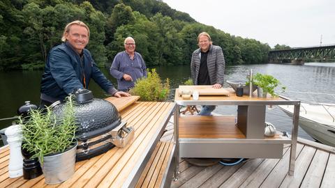 Frank Buchholz (links) mit Skipper Heinz-Dieter Fröse und Koch Björn Freitag bei den Dreharbeiten zu "Lecker an Bord".