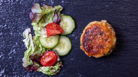 Kaspressknödel mit Salat