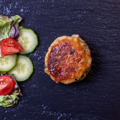 Kaspressknödel mit Salat