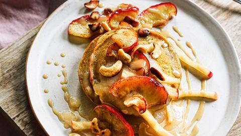 Buchweizen-Pfannkuchen mit Zimtapfelspalten und Honig-Tahin-Dressing