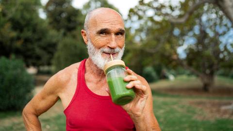 Älterer Mann mit Smoothie