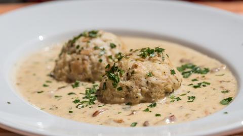 Serviettenknödel auf Pilzragout