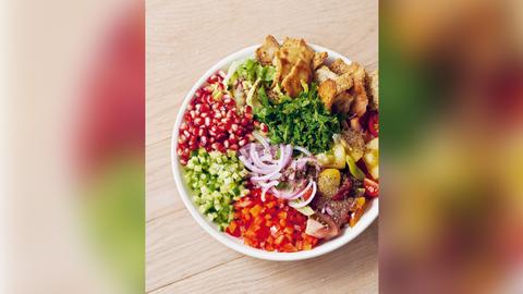 Fattoush mit Za‘atar und knusprigem Pita-Topping