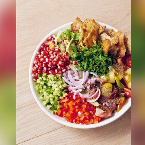 Fattoush mit Za‘atar und knusprigem Pita-Topping