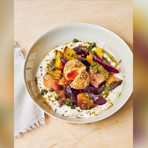 Salat mit gerösteter Bete und Labneh, weichgekochten, wachsweichen Eiern & Dukkah