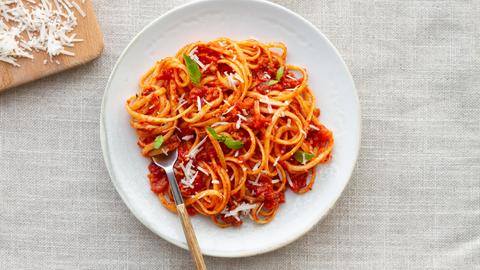 Spaghetti mit Tomatensauce und Basilikum