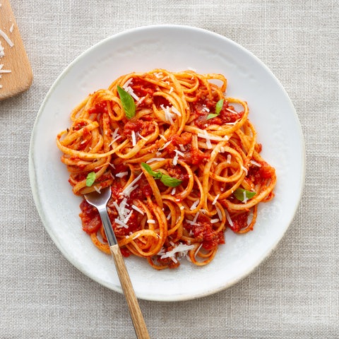 Spaghetti mit Tomatensauce und Basilikum