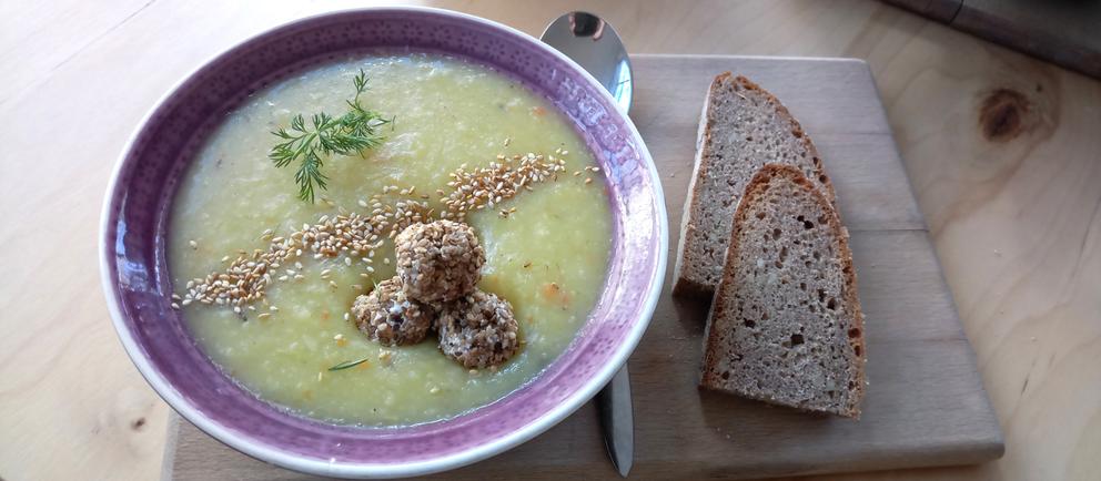 Manuela Arndt: Spitzkohlsuppe mit Sesam-Frischkäse-Bällchen | hr1.de ...