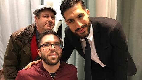 Fußballer Emre Can mit Fan Marvin und dessen Vater