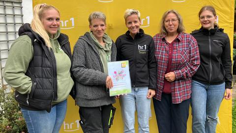 Tanja Schäfer und ihre Helferinnen der Wildtierhilfe Mücke freuen sich über einen Gewinn von 3000 Euro beim hr1-Greenteam. Der Bürgermeister packte noch 500 Euro dazu. 