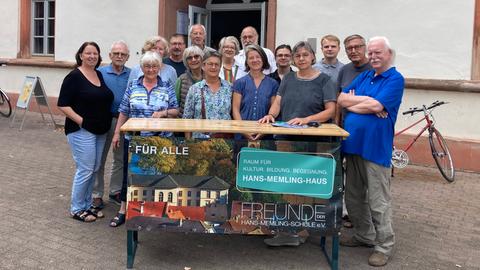 Die "Renaturierungsgruppe Schulhof" steht vor dem Hans-Memling-Haus in Seligenstadt. 