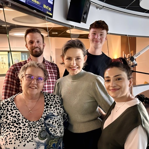 Betül, Tobias, Renate und Frederik mit Marion Kuchenny. 