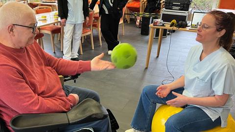 Sylvia Homann und Mathies Hohm im Seniorenzentrum Fellersborn