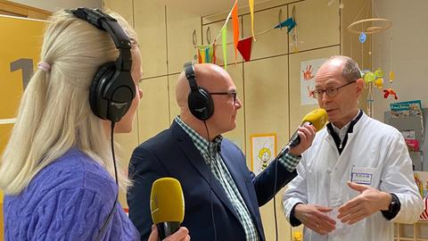 Simone Reuthal und Thomas Koschwitz im Gespräch mit der Leiter der Klinik, Professor Bernd Neubauer.