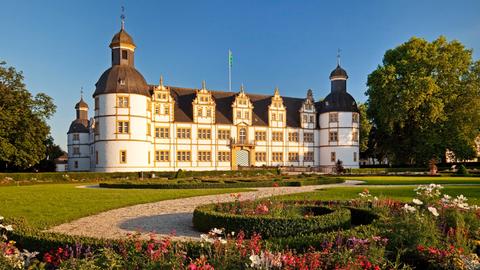 Schloss Neuhaus ist ein bedeutendes Bauwerk der Weserrenaissance.