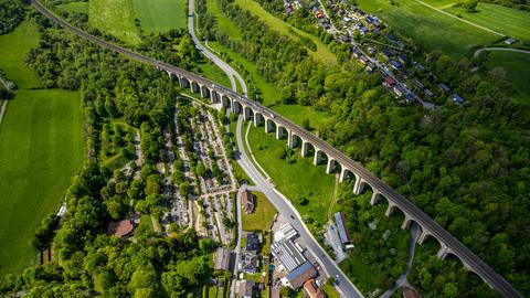 Der Altenbekener Viadukt bei Paderborn ist mit 482 Metern Europas längste Kalksteinbrücke.