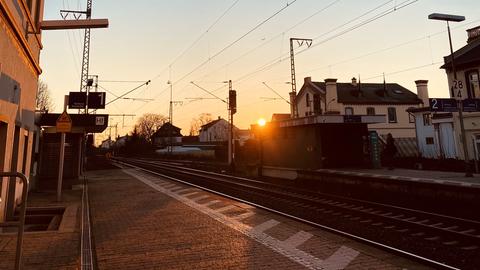 Sonnenaufgang am S-Bahnhof Hochheim