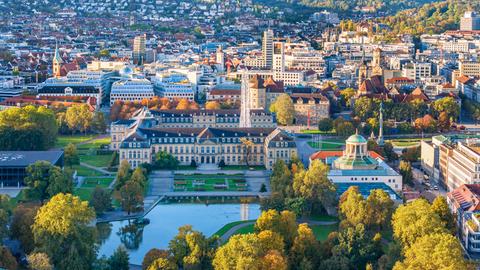 Stuttgarter Innenstadt mit Schlossgarten, Neues Schloss, Eckensee, Stiftskirche und Schlossplatz.