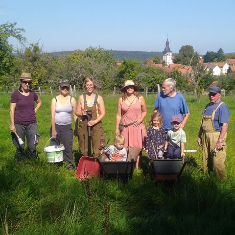 Mitglieder vom NABU Bad König/Zell und des Naturgartenvereins auf dem Areal des zukünftigen Wildobstlehrpfades.